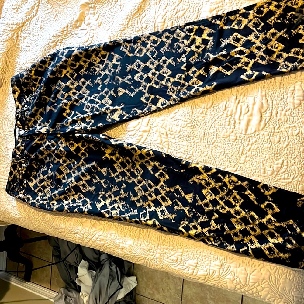 Style pants black and gold print
